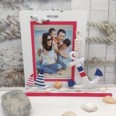 Moldura de fotografia temática náutica decorada com âncora, barcos, corda, conchas e estrela do mar