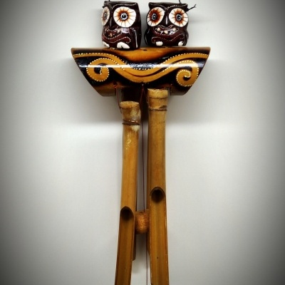 Sinos de vento de bambu com corujas decorativas de madeira