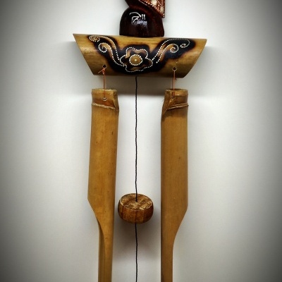 Sino dos ventos em madeira com coruja esculpida e detalhes florais pintados