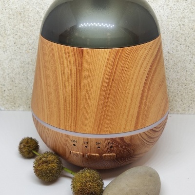 Difusor de aromas em madeira clara e topo cinza translúcido