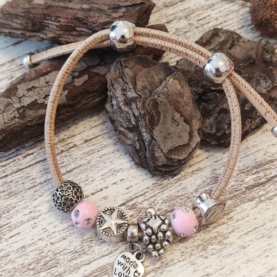 Pulseira com contas prateadas e rosa com pendente coração MADE with LOVE