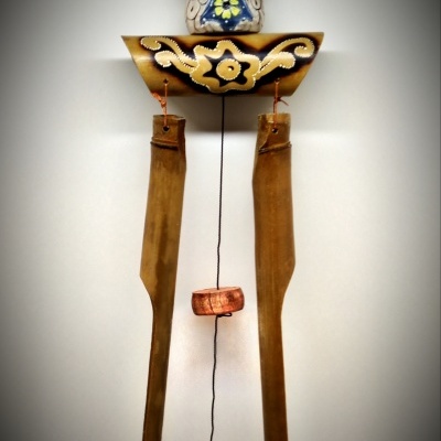 Duelo decorativo em madeira com figura de coruja pintada, pendurado na parede