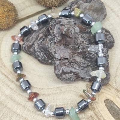 Pulseira com pedras naturais e contas metálicas sobre madeira