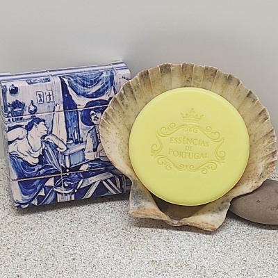 Sabonete amarelo ESSÊNCIAS DE PORTUGAL numa concha com caixa decorada azul ao lado