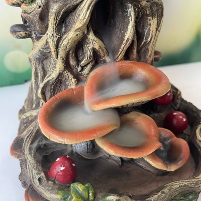 Peça decorativa tronco de árvore com cogumelos e bagas coloridas