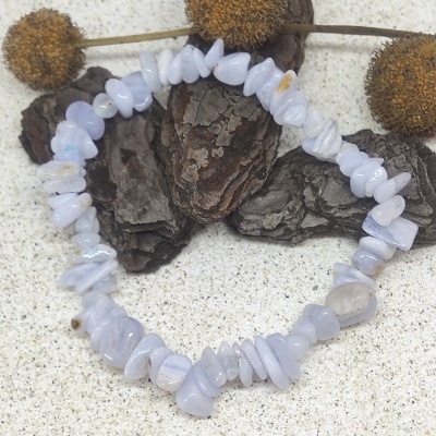 Pulseira de pedras azuis claras com moldura de cascas de pinheiro e flores secas castanhas