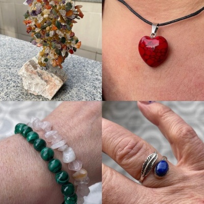 Colagem de imagens com árvore de pedras coloridas, colar com coração vermelho, pulseiras de pedras naturais e anel prateado com pedra azul.