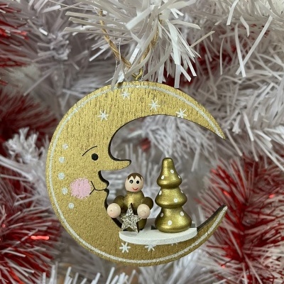 Enfeite de Natal lua dourada com anjo e árvore em madeira pendurado em árvore branca com pontas vermelhas