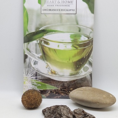 Caixa de fragrância Heart & Home com chá branco e eucalipto, chávena de vidro e elementos naturais ao lado