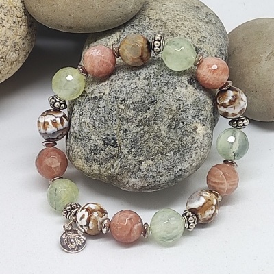 Pulseira elástica com contas coloridas e pendente metálico