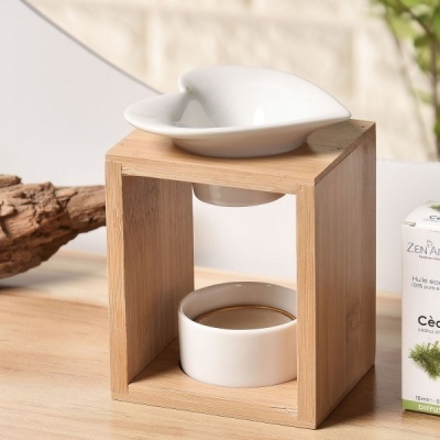 Difusor de aroma com estrutura em madeira e recipiente cerâmico branco