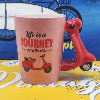 Caneca rosa com alça em forma de scooter vermelha e texto motivacional