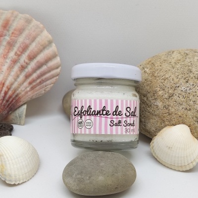 Frasco de esfoliante de sal com conchas e pedras