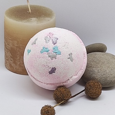 Conjunto decorativo com vela castanha, bola efervescente rosa, pedras e flores secas