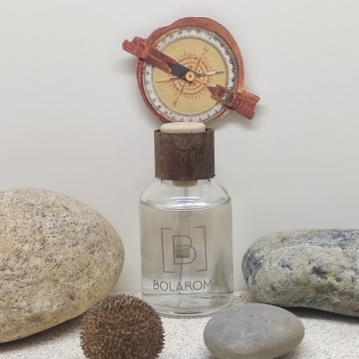 Frasco de perfume BOLAROMA com pedras e bússola decorativa
