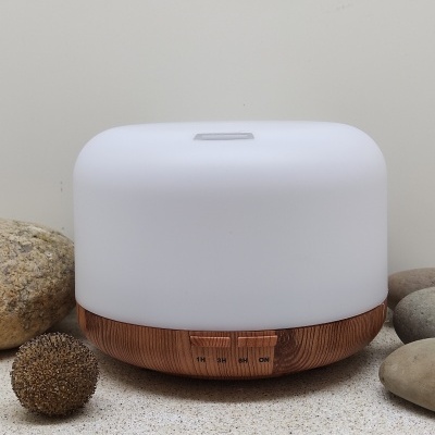 Difusor de aroma branco com base de madeira e botões visíveis