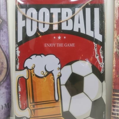 Placa decorativa com caneca de cerveja, bola de futebol e texto FOOTBALL ENJOY THE GAME