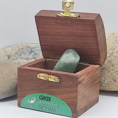 Caixa de madeira com pedra verde Aventurina Verde e etiqueta Câncer