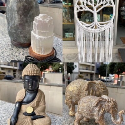 Conjunto de lâmpada de sal, mandala de macramê, estátua de Buda e estátuas de elefantes dourados em exposição exterior