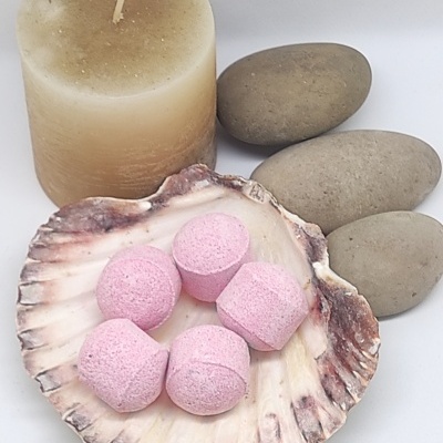 Vela, pedras, concha com pastilhas cor de rosa