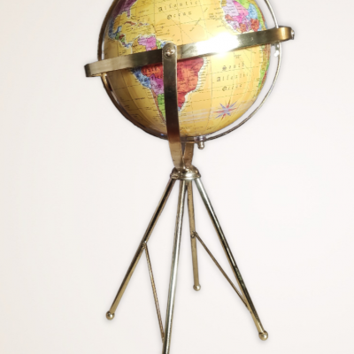 Globo terrestre colorido em tripé metálico