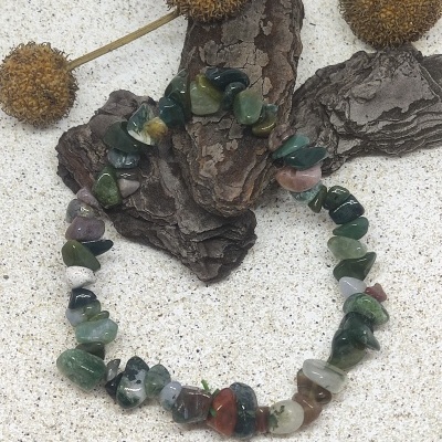 Pulseira de pedras coloridas irregulares com casca de árvore e flores secas