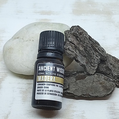 Frasco de óleo essencial em vidro escuro com pedra e casca de árvore