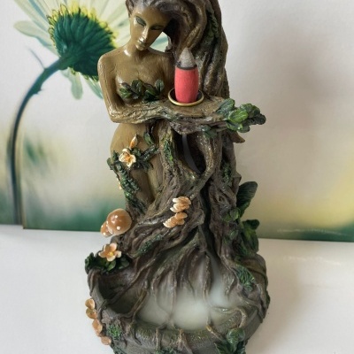 Estatueta decorativa de mulher com cone de incenso coral