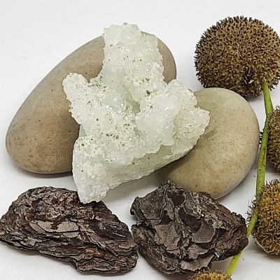 Conjunto de pedras decorativas com diferentes texturas e cores