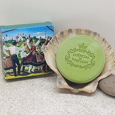 Sabonete verde Essências de Portugal em concha com caixa colorida com ilustração tradicional