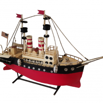 modelo decorativo de barco em madeira com chaminés às riscas e bandeiras