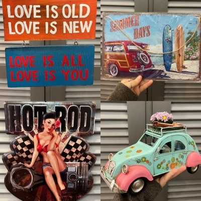 Quatro peças decorativas: duas placas com frases em inglês, uma placa vintage com praia e carro, e um modelo de carro clássico decorado.