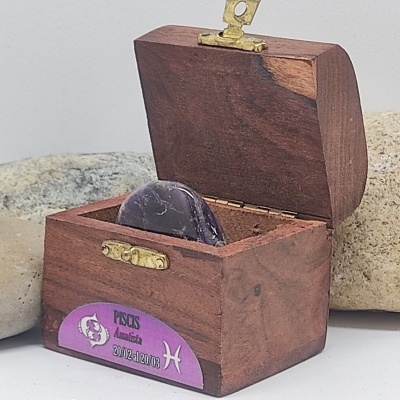 Caixa de madeira com pedra roxa e etiqueta PISCIS Ametista 20.02-20.03