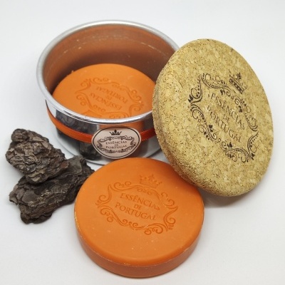 Sabonete laranja com caixa metálica e tampa de cortiça, com casca de árvore