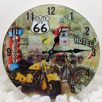 Relógio redondo com motos, sinais Route 66 e Hotel em fundo vintage