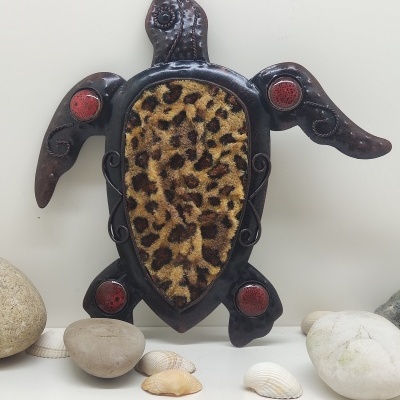 Figura decorativa de tartaruga em metal com padrão de pele de leopardo