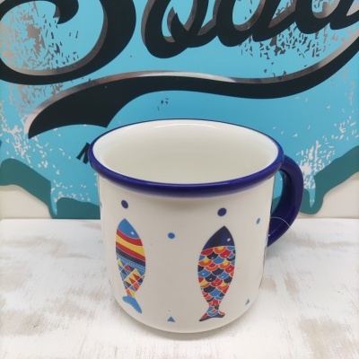 Caneca esmaltada branca com peixes coloridos e bordo azul
