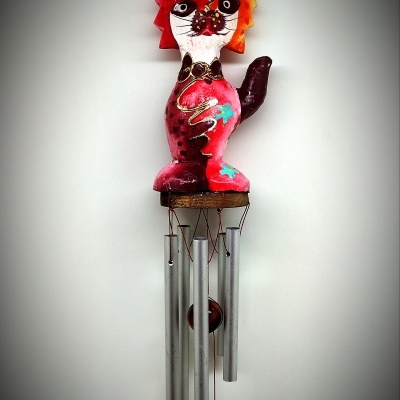 Sino dos ventos decorativo em forma de gato colorido com tubos metálicos pendurados