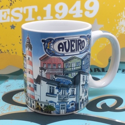 Caneca branca com ilustração colorida de Aveiro e texto 'AVEIRO'.