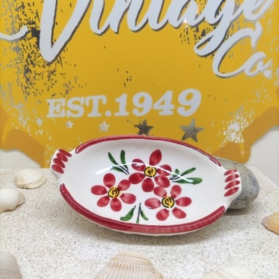 Travessa oval em cerâmica com flores vermelhas e fundo amarelo com texto vintage