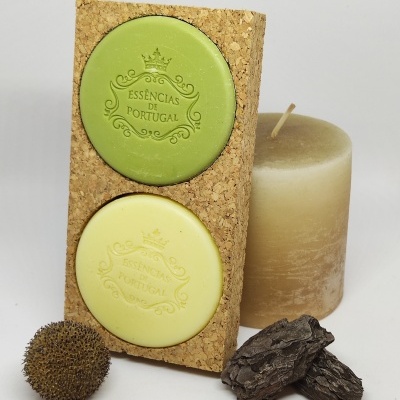 Aromatizadores redondos verde e amarelo em base de cortiça com vela, semente e pedaços de madeira