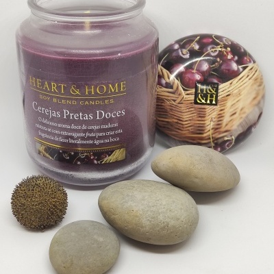 Vela aromática Heart & Home Cerejas Pretas Doces com pedras arredondadas ao lado
