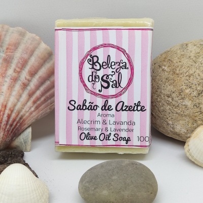 Sabonete 'Beleza do Sal' com aroma Alecrim & Lavanda em ambiente com conchas e pedras