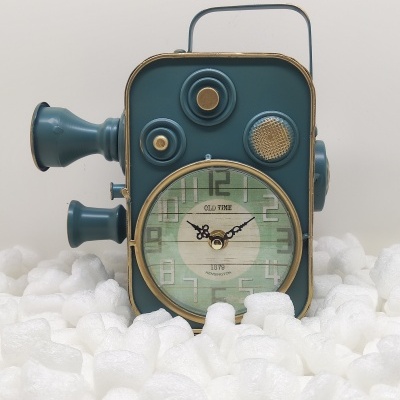 Relógio vintage em forma de câmara de filmar azul e dourada