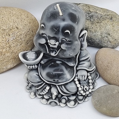 Vela Buda cinza e branco com pedras ao redor