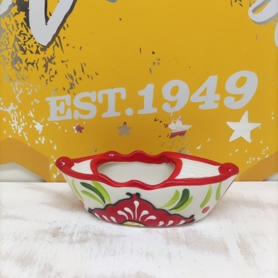 Cinzeiro cerâmica com padrão floral vermelho e verde na borda ondulada vermelha sobre fundo amarelo com texto EST. 1949