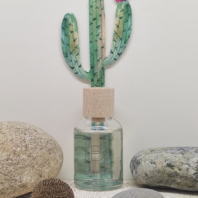 Frasco decorativo com cacto de papel e pedras