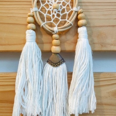 Pendente filtro dos sonhos com madeira clara, fio branco e franjas brancas