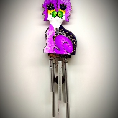 Sino dos ventos de metal em forma de gato roxo com tubos pendurados