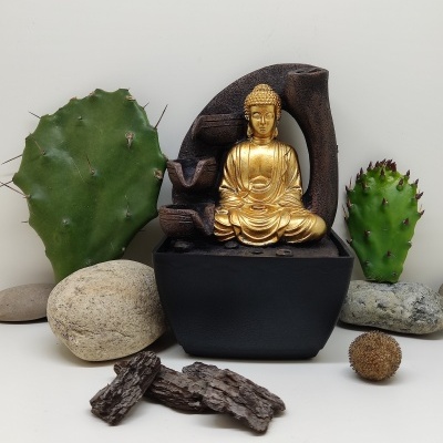 Fonte decorativa Buda dourada com cactos e pedras